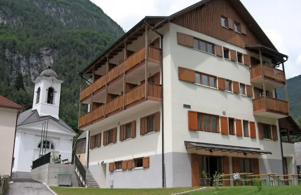  Občina Bovec je  prejela dve ponudbi za najem hotela Šola v Logu pod Mangrtom.