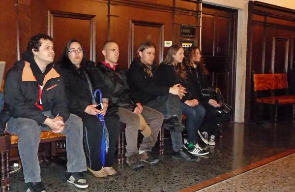  Seje, na kateri so svetniki odločali o usodi koprske mladine,  
so se udeležili tudi nekateri člani Pobude za MKC. 