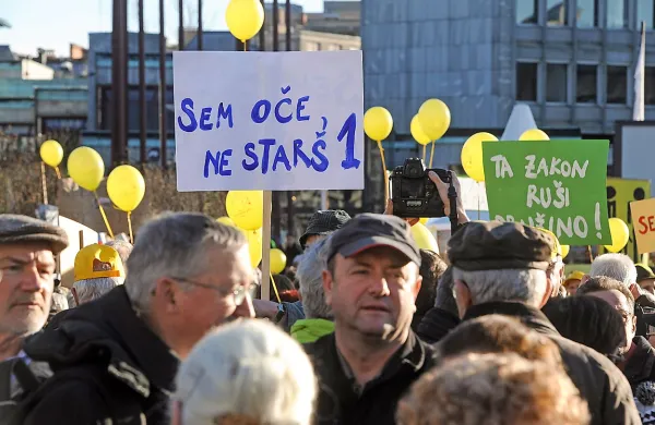 Medtem ko so poslanci razpravljali o (ne)dopustnosti referenduma, so pobudniki referenduma že sporočili, da so  
zbrali 40.000 podpisov. Slika je z njihovega shoda na dan 
sprejemanja novele omenjenega zakona.