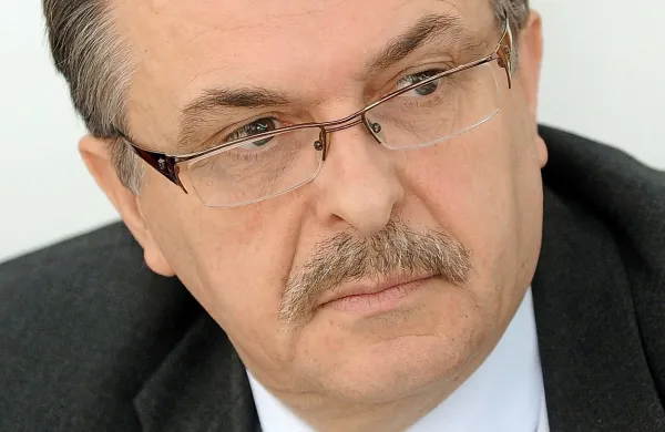 Vodja poslanske skupine SDS Jože Tanko je večkrat zahteval 
prekinitev seje.