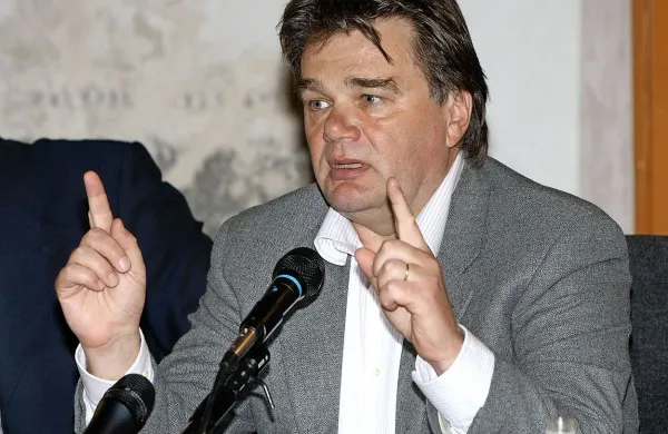 Evropski parlament je v sredo odvzel poslansko imuniteto poslancu Istrske demokratske skupščine (IDS) Ivanu Jakovčiću, ki ga je avstrijski podjetnik Georg List na Hrvaškem obtožil obrekovanja in korupcije.