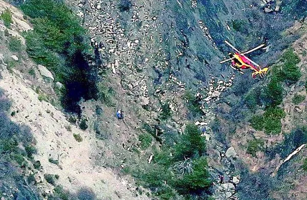 Na kraju, kjer je v torek strmoglavil airbus A320 nemške nizkocenovne družbe Germanwings,  po nočni prekinitvi danes nadaljujejo iskanje razbitin letala in posmrtnih ostankov 150 žrtev.