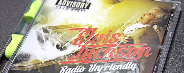  Radio Unfriendly je peti studijski 
album zasedbe Elvis Jackson z 12 
skladbami  v prepoznavnem slogu.