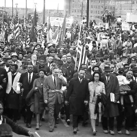 Protestnike  je na  pohodu marca 1965 vodil Martin Luther 
King. 
