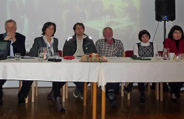  Na težave, ki jih imajo ob uveljavljanju novih kmetijskih 
podpor primorski in notranjski kmetje, so včeraj v Pivki 
opozorili (z leve): Rudi Dimic, Darja Zadnik, Andrej Sila, Miran 
Sotlar, Majda Godina in Rafaela Žejn.

