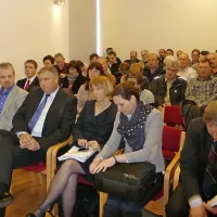 Težavam notranjskih in primorskih kmetov je včeraj prisluhnila tudi državna sekretarka Tanja Strniša (sedi tretja z 
desne) in obljubila, da bodo predloge preučili in jih poskušali 
uveljaviti prihodnje leto.