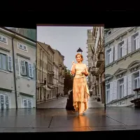 Prizor iz predstave Nora Gregor - skriti kontinent spomina, ki 
prav danes doživlja italijansko premiero v gledališču Verdi v 
Gorici.  