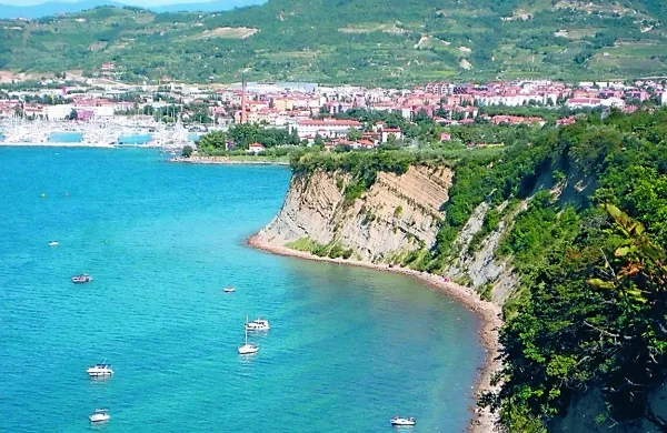 Nekje na tem robu nad idiličnim zalivom je dve leti razpadalo 
truplo domnevnega bosanskega brezdomca iz Izole.