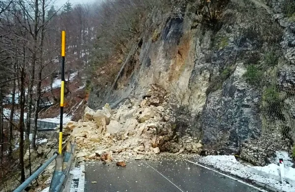 Na cesto na italijanski strani Predela je zgrmelo okoli sto 
kubikov skal,  vendar upajo, da jo bodo v nekaj dneh odprli.  