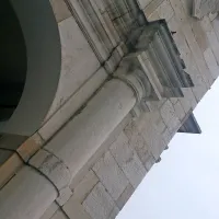 Grb zgrmel na tla