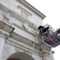 Grb zgrmel na tla