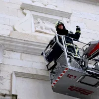 Grb zgrmel na tla