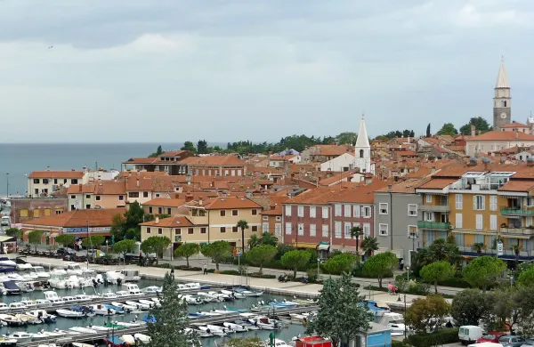V Izoli bodo v soboto ob 20.30 za eno uro ugasnili luči v 
starem mestnem jedru in se s tem pridružili  globalni pobudi 
proti podnebnim spremembam Ura za zemljo.