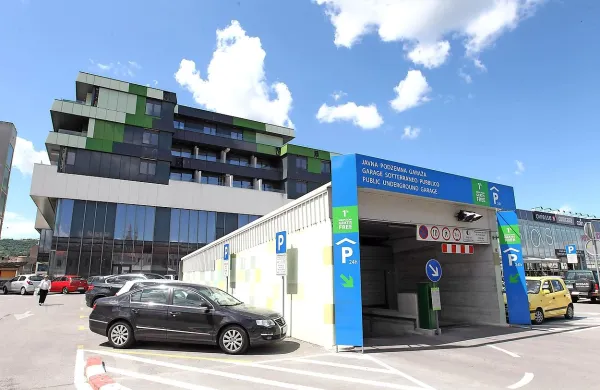 Tudi garaža bo v prihodnje šla na dražbo.  