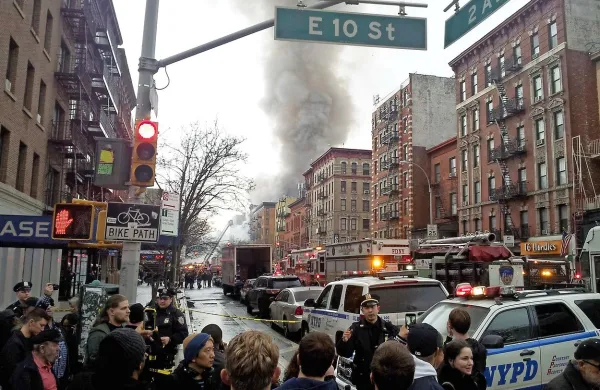 V eksploziji japonske restavracije v živahnem predelu New 
Yorka East Village na Manhattnu je bilo v četrtek popoldne po 
krajevnem času ranjenih 19 ljudi, od tega štirje huje.