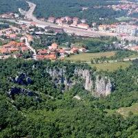 Udorna dolina, kakršna je Risnik pri Divači, je ostanek 
nekdanje velike jame, ki je do danes ostala brez stropa.