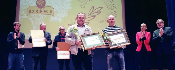   Šampionski naslov je  osvojil Franc Morgan iz Grintovca pri 
Šmarjah (v ospredju levo),  vicešampionsko olje je pridelal 
Marko Marancin s Šareda (v ospredju desno), drugi vicešampionski naslov pa je pripadel Silvanu Tangerju iz 
Medulina v hrvaški Istri.