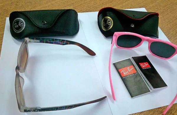  Pravna oseba je na spletni strani www.rayban-outlet.com 
oglaševala prodajo originalnih sončnih očal  pod blagovno 
zanamko Ray Ban tudi po 70-odstotno znižanih cenah. 
Policisti so ugotovili, da so očala ponarejena in da prepuščajo 
kar 66 odstotkov UV žarkov.