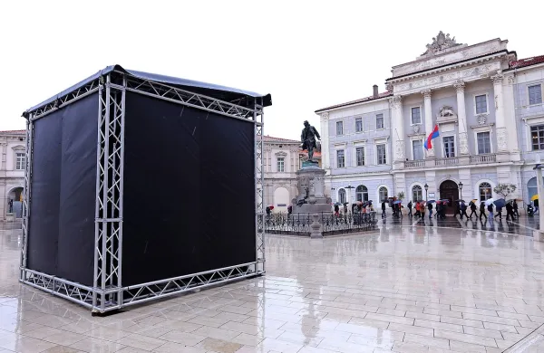 Drevi ob 18. uri bodo na piranskem Tartinijevem trgu odprli 
instalacijo relacijske umetnosti Citizen - Gate. 