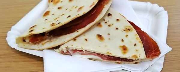 La piadina, sendviču podobna specialiteta 

