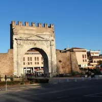 Odlično ohranjen slavolok cesarja Oktavijana Avgusta v  
Riminiju je najstarejši tovrstni na svetu. 