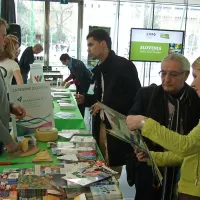Goriško so  v Milanu predstavljali tudi Brici. “Obiskovalci so bili navdušeni nad lepotami, dobrotami in 
aktivnostmi, ki jih ponujamo tik za italijansko mejo,” je povedala vodja TIC Brda Erika Kovačič Marinič (desno) 
