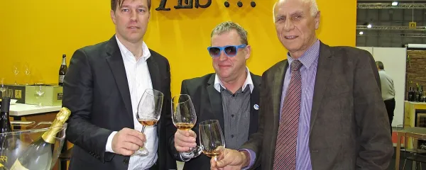 Briško stojnico je obiskal tudi tamkajšnji župan Franc Mužič, ob njem sta predsednik konzorcija Brda Stojan Ščurek in 
Matjaž Četrtič, ki z Robertom Ptrinčičem prideluje čezmejno penino sinefinis.