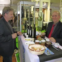 Oljkar iz Kopra Franko Miklavčič se je na sejmu Sol&Agrifood 
ustavil na stojnici kolega Vincenza Cirinne s Sicilije. 
