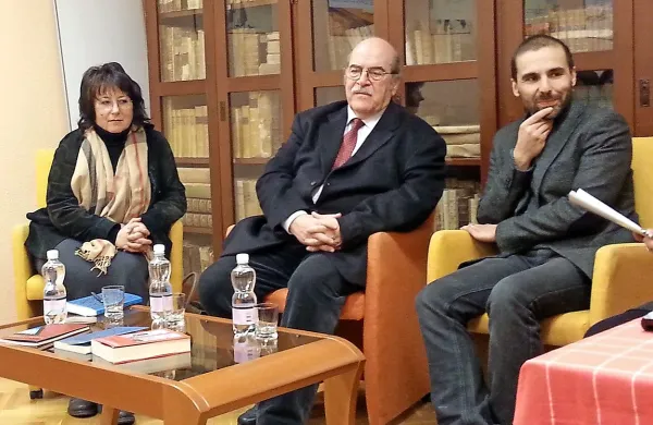 V koprski čitalnici Fulvia Tomizze je o svoji novi antologiji 
govoril pesnik Miroslav Košuta.