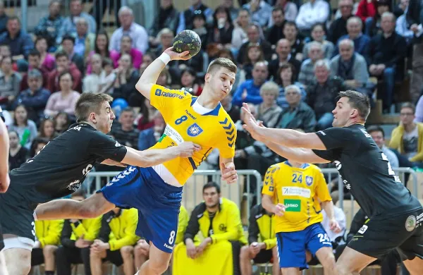 Koprski mladci so kar uspešno prebijali obrambo po moči 
trenutno druge slovenske ekipe. Torej nasvidenje v prvi ligi, 
Velenjčani.