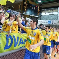 Mladi koprski igralci so prvič nastopili pred tako številnimi 
gledalci. V ospredju  sta Gašperšič (št. 11) in Frank (45).