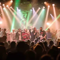 Elvisi so rajali s poslušalci na odru in pod njim. 