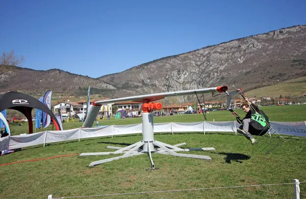 Naprava G-Force simulira hude sile, ki so jim padalci 
podvrženi v spiralnem letu, kar je prvič bolje okusiti varno, na 
trdnih tleh.