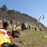 Na vzletišču Lijak je bila prava gneča. Poleg pilotov, ki so 
testirali opremo, so tam vzletali tudi udeleženci tekmovanja v 
preletih.