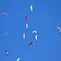 V zraku hkrati več kot 200 padalcev