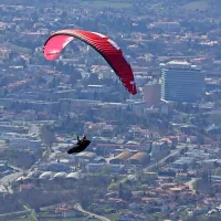 V zraku hkrati več kot 200 padalcev