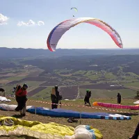 V zraku hkrati več kot 200 padalcev