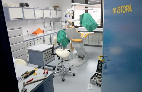 V petek zjutraj so  zaposleni iz novogoriškega zobozdravstvenega doma naleteli na več 
vlomljenih vrat v  ambulante.