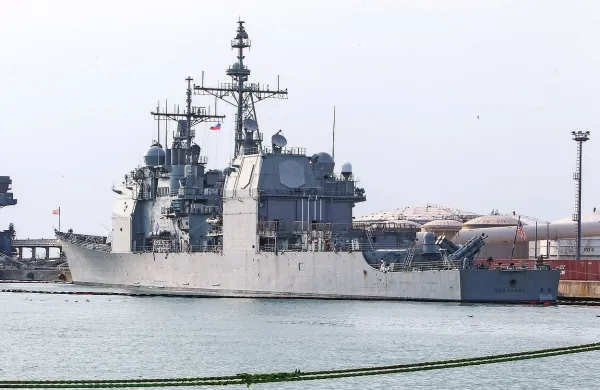 Danes je v koprsko pristanišče vplula križarka ameriške 
vojaške mornarice Normandy (CG-60).