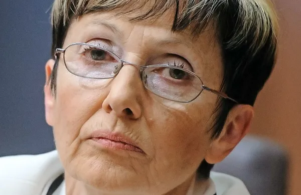 Ministrica za zdravje Milojka Kolar Celarc je poslancem 
pojasnila, da čakalne vrste niso le posledica pomanjkanja 
denarja, pogosto se pojavljajo, ker niso pravilno vodene in 
bolniki niso pravilno razporejeni.
