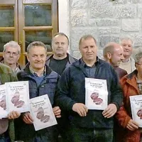 Letošnji prejemniki priznanj na osmem regijskem ocenjevanju salam in klobas ter 16. ocenjevanju vrhovskih vin.