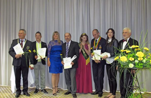 Nagrajenci Festivala malvazija in podeljevalci nagrad (z leve): Marinko Rodica, Miha Cigoj, 
Ingrid Mahnič, predsednica Društva vinogradnikov slovenske Istre, Dorijano Korenika, istrska 
vinska kraljica Sara Pfeifer Pelicon, Boštjan Zidar (Vinakoper), predstavnica kleti Fiore vina 
Barbara Paulić in Ivan Peršolja, predsednik društva Sommelier Slovenija.