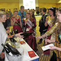 Tamara Glavina (levo) je v Portorožu vina Santomas ponudila 
tudi zbranim vinskim kraljicam, ki so se, tako kot običajno, 
odzvale na povabilo na Festival malvazije.  