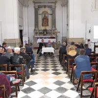 V cerkvi Marije Alietske v Izoli  je v soboto potekal mednarodni simpozij Refuscus Mundi - Svet 
refoška, na katerem je med drugimi dr. Klemen Lisjak predstavil prve rezultate raziskovanj v 
okviru projekta Agrotur v  kraških vinogradih in kleteh, ki bodo pripomogli k boljšemu 
poznavanju pridelava terana ter njegovi višji kakovost in prepoznavnosti.