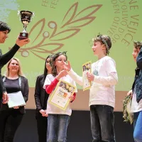 Pokal za največ znanja v tekmovanju Oljka, ali te poznam je 
šel v Portorožu  iz rok Viljanke Vesel za največ prikazanega 
znanja Evi, Katarini in Maticu, šolarjem iz Marezig. 