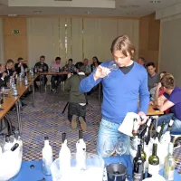Tilen Praprotnik je v Portorožu vodil delavnico z nagrajenimi 
malvazijami iz kleti Robi in Dorjano Korenika, Rodica, Cigoj, 
Fiori vina in Vinakoper. 