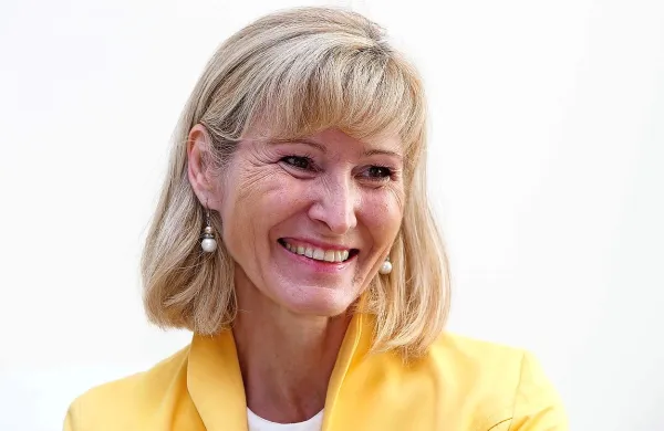 Po besedah poslanke SMC Lilijane Kozlovič je v primeru ravnanja ministra za obrambo Janka Vebra nedopustno tolmačiti, da je koalicijski sporazum nad zakonom.