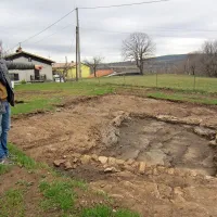 Arheolog Luka Rozman ob najdbah antičnega objekta  v 
Povirju, v tako imenovani rimskodobni naselbini Merišče.

    