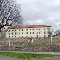 Graščina je najstarejša in največja stavba v Lipici, ki se 
razteza nad  terasastimi vrtovi.
