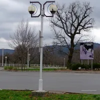 Da bodo obnovili razsvetljavo iz leta 1972, bodo morali 
prekopati vso Lipico. Zato bodo obenem v tla napeljali tudi 
kable z optičnimi vlakni, ki bodo omogočali tudi posamično 
obiskovanje posestva.